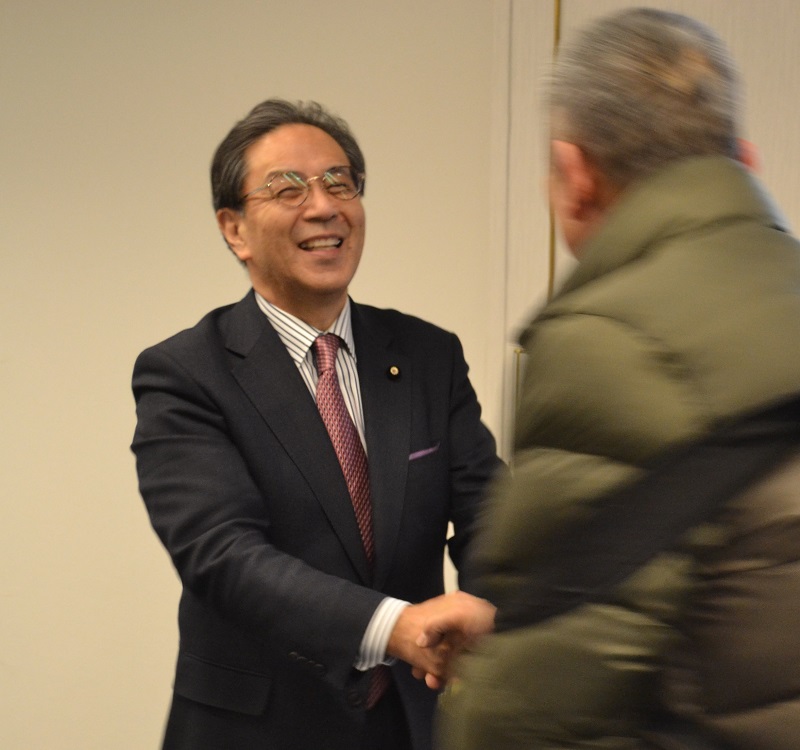 学習会参加者と握手するみずおか俊一参議院議員