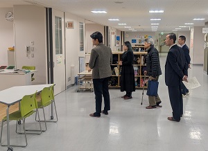 韓国全教組全南支部代表団の学校見学のようす