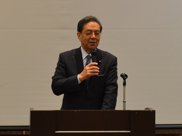 スプリングセミナーであいさつするみずおか俊一参議院議員