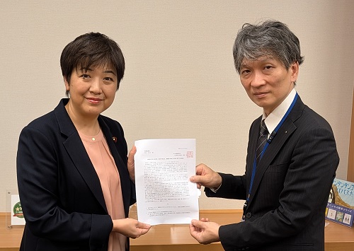 尾辻かな子衆議院議員に要請書を手交